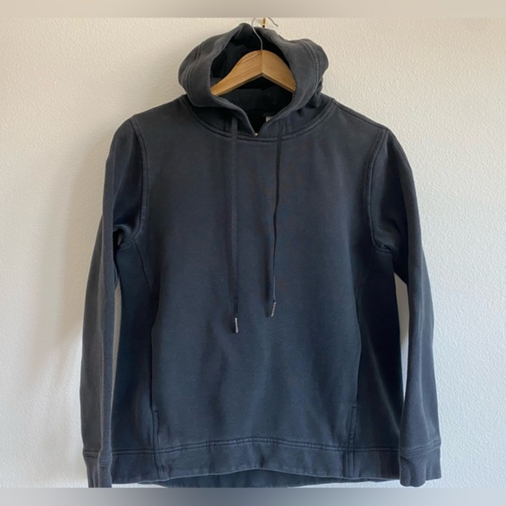 Lululemon women’s black hooded sweatshirt with kangaroo pocket